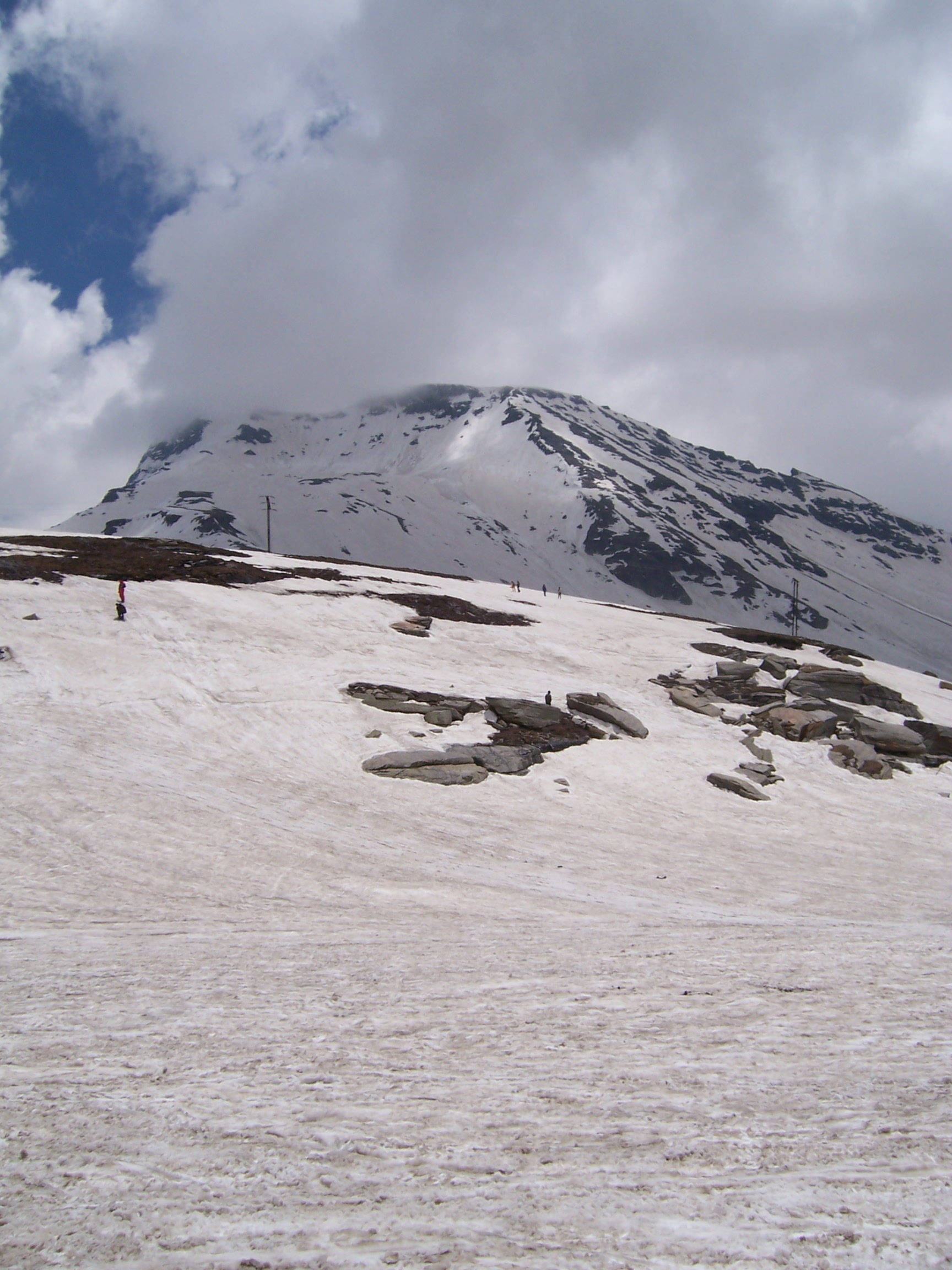 https://d3r8gwkgo0io6y.cloudfront.net/upload/Rohtang snow point04.jpg